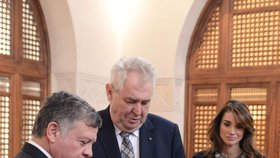 Miloš Zeman s jordánským králem a královnou nad vyznamenáním, které dostal