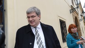 Miroslav Jansta byl mezi prvními gratulanty, kteří po předchozí volbě docházeli za Milošem Zemanem do jeho kanceláře.