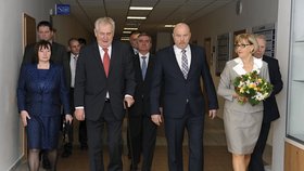 Miloš Zeman vyrazil na "inspekci" po Karlovarském kraji o hůlce a s první dámou Ivanou Zemanovou, která však měla separátní program