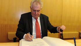 Miloš Zeman se podepsal do pamětní knihy Karlovarského kraje