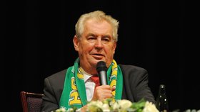 Miloš Zeman při setkání s karlovarskými občany nasadil šálu karlovarského extraligového klubu