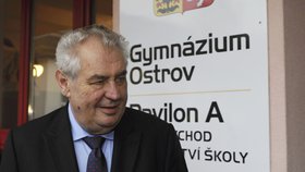 Miloš Zeman zahájil druhý den své návštěvy Karlovarského kraje v Gymnáziu Ostrov