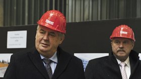 Miloš Zeman v červené helmě ve fabrice na stavební materiály Lias Vintířov