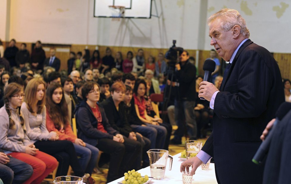 Miloš Zeman při debatě se studenty gamnázia v Ostrově