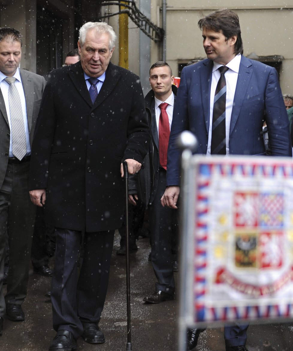 Prezident Miloš Zeman se do Karlovarského kraje dostal až letos, loni mu to znemožnilo zranění kolena, kvůli kterému stále chodí o hůlce
