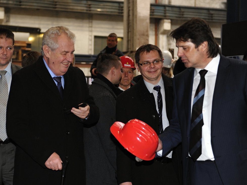 Miloš Zeman při oblídce provozu firmy na stavební materiály Lias Vintířov dostal slušivou červenou helmu