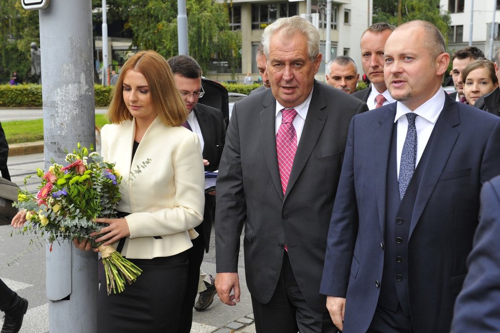 Miloše Zemana a jeho dceru uvítal v Brně tehdejší hejtman Michal Hašek (ČSSD).