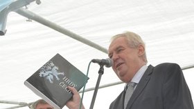 Miloš Zeman s dárkem pro ředitele školy