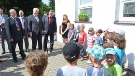 Miloš Zeman ve škole v Lípě na Havlíčkobrodsku: Zazpívali mu prvňáčci