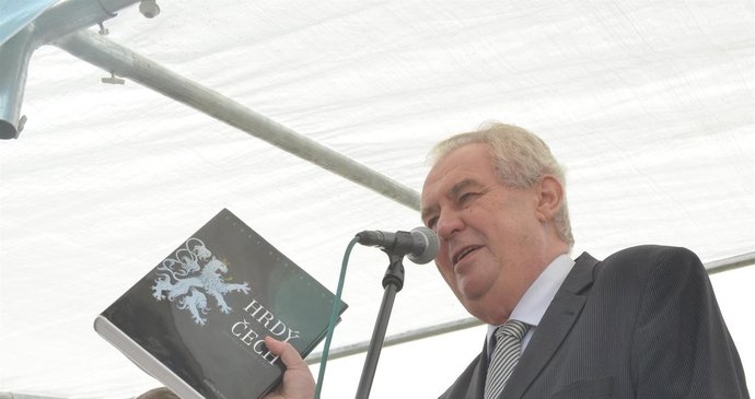 Miloš Zeman s dárkem pro ředitele školy