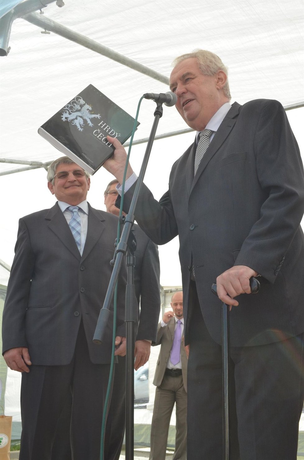 Miloš Zeman s dárkem pro ředitele školy