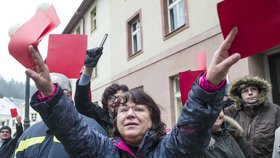 Miloš Zeman v Trutnově: vítali ho demonstranti s červenými kartami