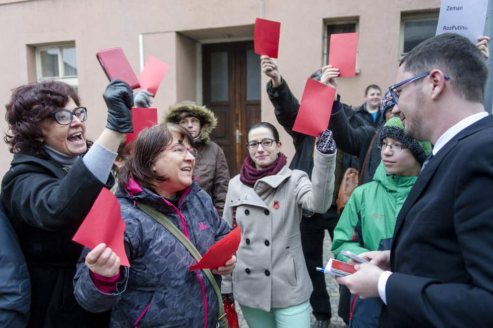 Miloš Zeman v Trutnově: vítali ho demonstranti s červenými kartami