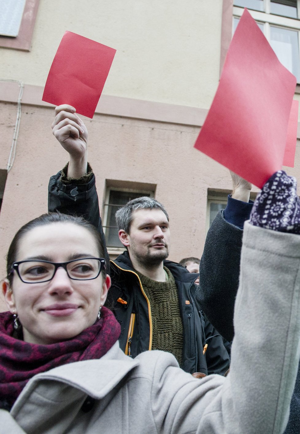 Miloš Zeman v Trutnově: vítali ho demonstranti s červenými kartami