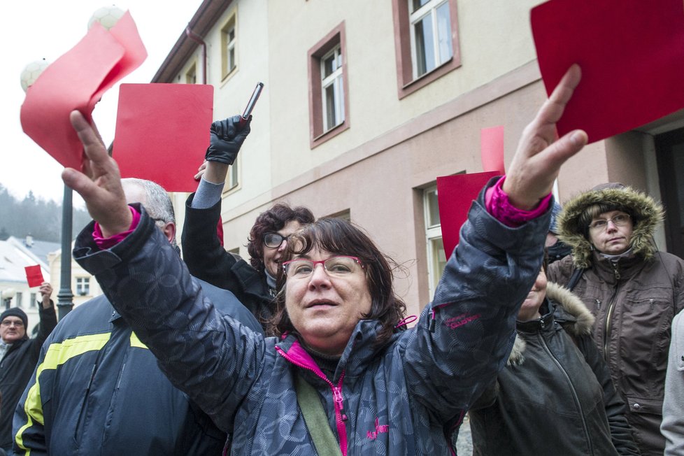 Miloš Zeman v Trutnově: Vítali ho demonstranti s červenými kartami