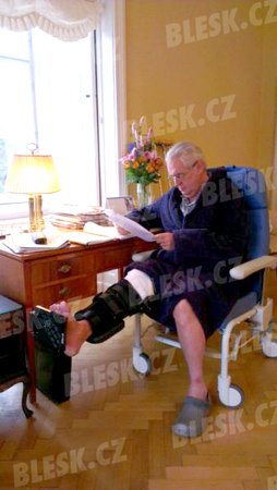 Exkluzivní foto: Prezident Miloš Zeman na vozíčku po zranění kolena