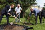 Zahrádkaření na zámečku v Lánech: Prezident Zeman ukázal, jak to umí s lopatou