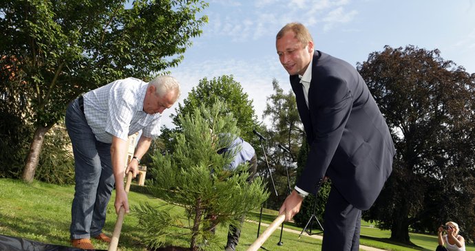 Zahrádkaření na zámečku v Lánech: Prezident Zeman ukázal, jak to umí s lopatou