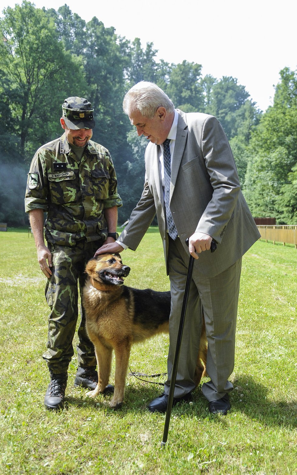 Miloš Zeman s afghánskými hrdiny – německým ovčákem Athosem a jeho psovodem Rostislavem Bartoníčkem