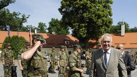 Miloš Zeman ve vojenském výcvikovém středicku v Chotyni