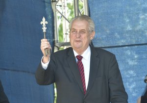 „Zbabělost vydáváme za multikulturní toleranci,“ řekl Zeman v Lidicích o terorismu.