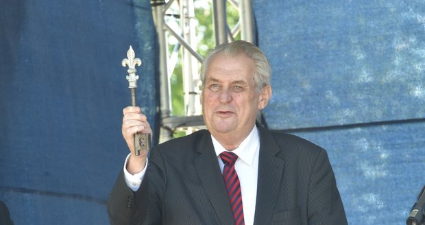 Zeman hřměl v Lidicích: Zbabělost vydáváme za multikulti toleranci