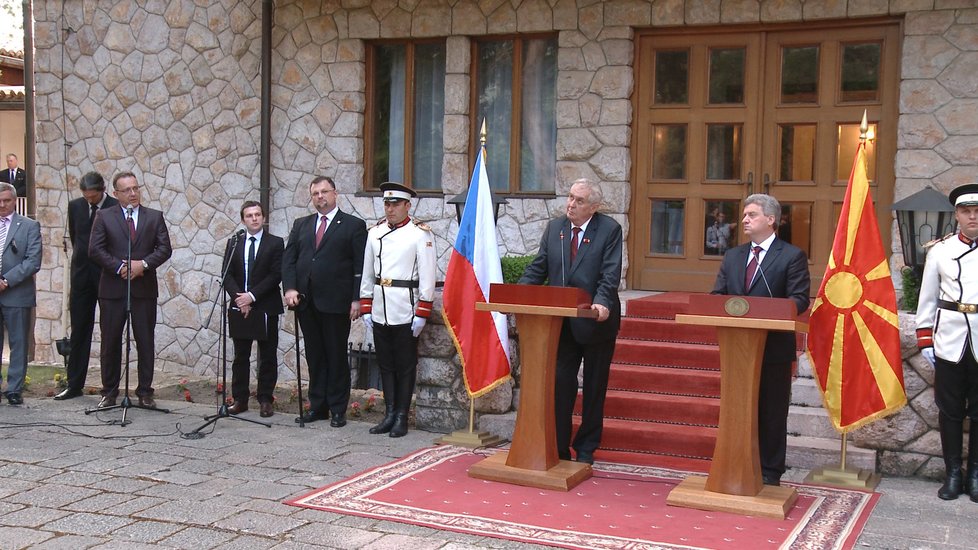 Zeman kvůli rozpačitému tlumočníkovi (v brýlích u mikrofonu) na návštěvě Makedonie trpěl...