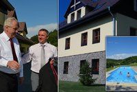 Zeman vyrazil na Moravu: Užíval si bazén u Mynáře, pohostili ho slivovičkou