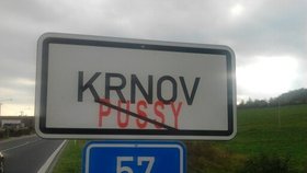 Před příjezdem prezidenta Zemana někdo přepsal název Krnova na „Pussy“.