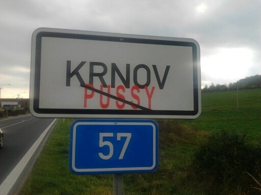 Před příjezdem prezidenta Zemana někdo přepsal název Krnova na „Pussy“