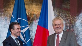 Zatímco první dáma odjela do Luhačovic, Miloš Zeman přijal na Hradě generálního tajemníka NATO Anderse Fogha Rasmussena