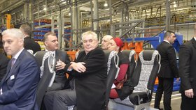 Prezident Zeman na Plzeňsku: Při návštěvě firmy EvoBus Holýšov se svezl ještěrkou
