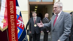Miloš Zeman v Hradci dekoroval krajskou standartu, přihlížel tomu hejtman Lubomír Franc