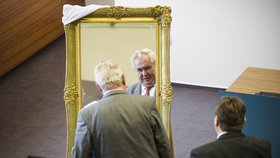 Zrcadlo, řekni mi, kdo je v téhle zemi nejkrásnější a nejgeniálnější... Miloš Zeman se svým darem