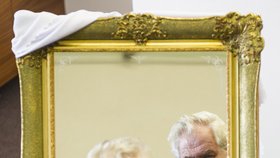 Miloš Zeman dostal v Hradci Králové darem velké zrcadlo se zlaceným rámem