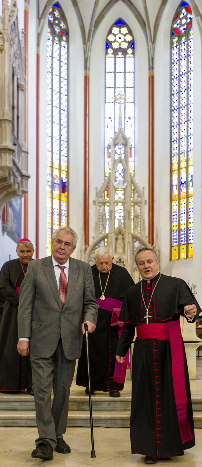 Miloš Zeman s biskupem Vokálem na prohlídce katedrály svatého Ducha
