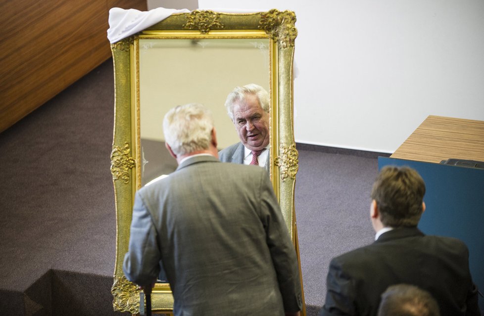 Zrcadlo, řekni mi, kdo je v téhle zemi nejkrásnější a nejgeniálnější... Miloš Zeman se svým darem