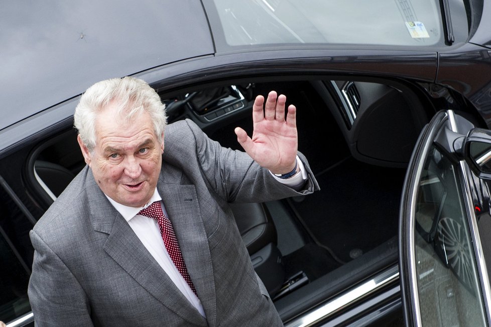 Viditelně dobře naladěný prezident Zeman na inspekci v Královehradeckém kraji