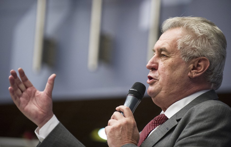 Miloš Zeman při diskuzi s hradeckými vysokoškoláky: Došlo i na jeho oblíbený vtip s Klausem, Zemanem a Claudií Schiffer v pekle