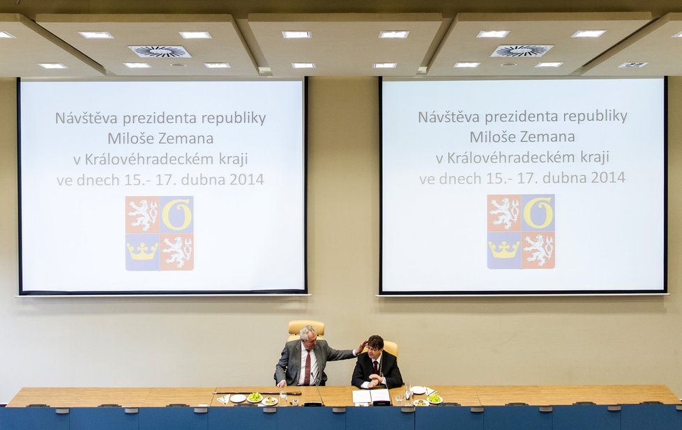 Miloš Zeman na třídenní inspekci Královehradeckého kraje - s hejtmanem Lubomírem Francem si pochvaloval, že má lepší křeslo