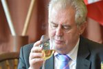 Prezident Miloš Zeman cigaretku i víno rád
