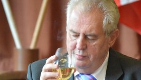 Prezident Miloš Zeman cigaretku i víno rád