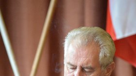 Prezident Miloš Zeman cigaretku i víno rád.