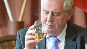 Prezident Miloš Zeman cigaretku i víno rád