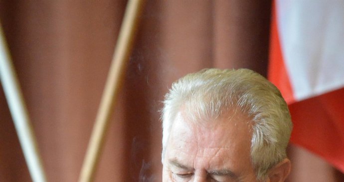 Prezident Miloš Zeman cigaretku i víno rád