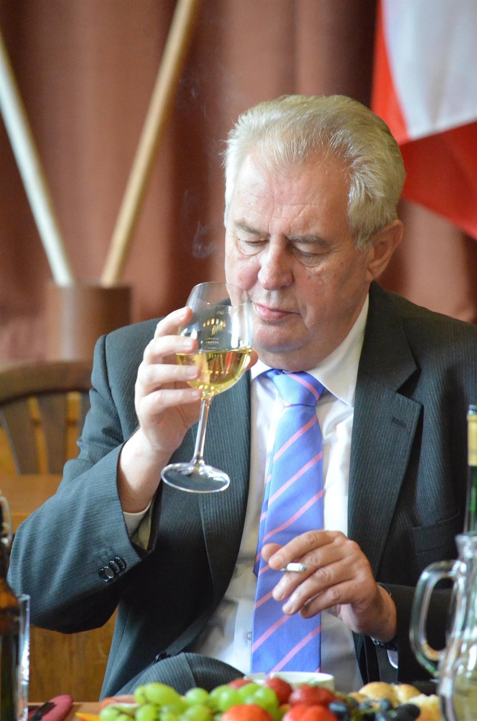 Prezident Miloš Zeman cigaretku i víno rád