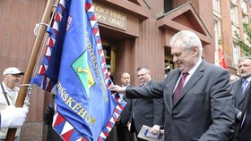 Přivítání Miloše Zemana před sídlem krajského úřadu v Plzni