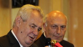 Miloš Zeman dekoruje prapor Plzeňského kraje stuhou prezidenta republiky