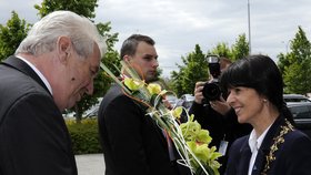 Miloš Zeman na návštěvě Plzeňského kraje: Na půdě univerzity ho přivítala rektorka ZČU Ilona Mauritzová