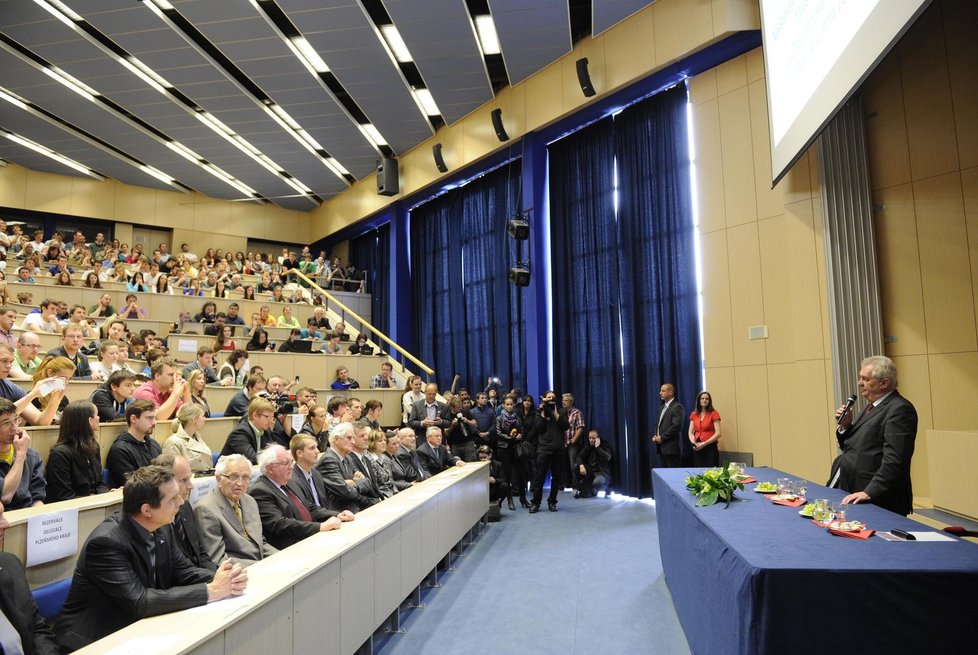 Miloš Zeman při besedě se studenty Západočeské univerzity